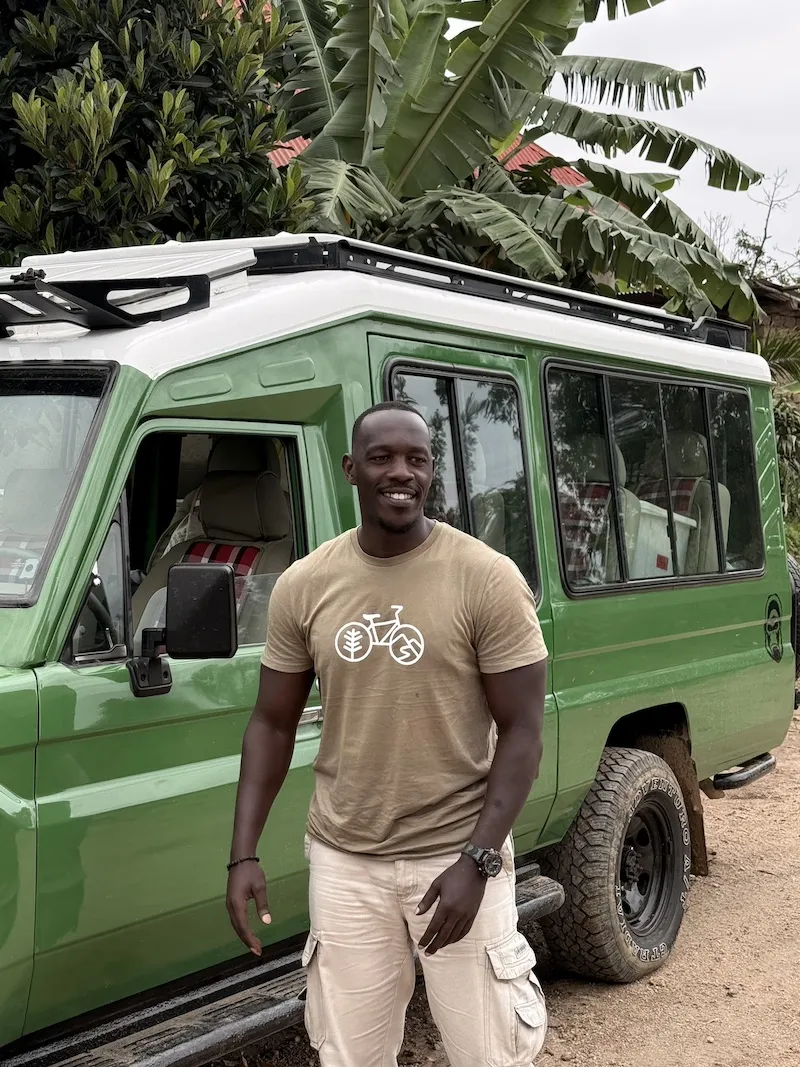 Guide by 4x4 in Rwanda