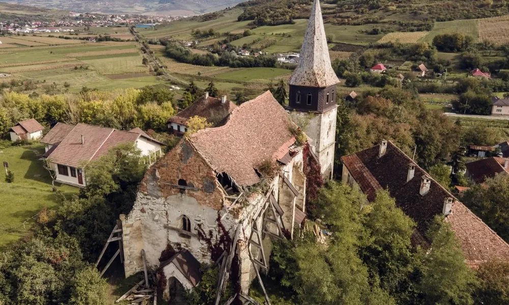 Restoring the roof of Vermes Church in Transylvania
