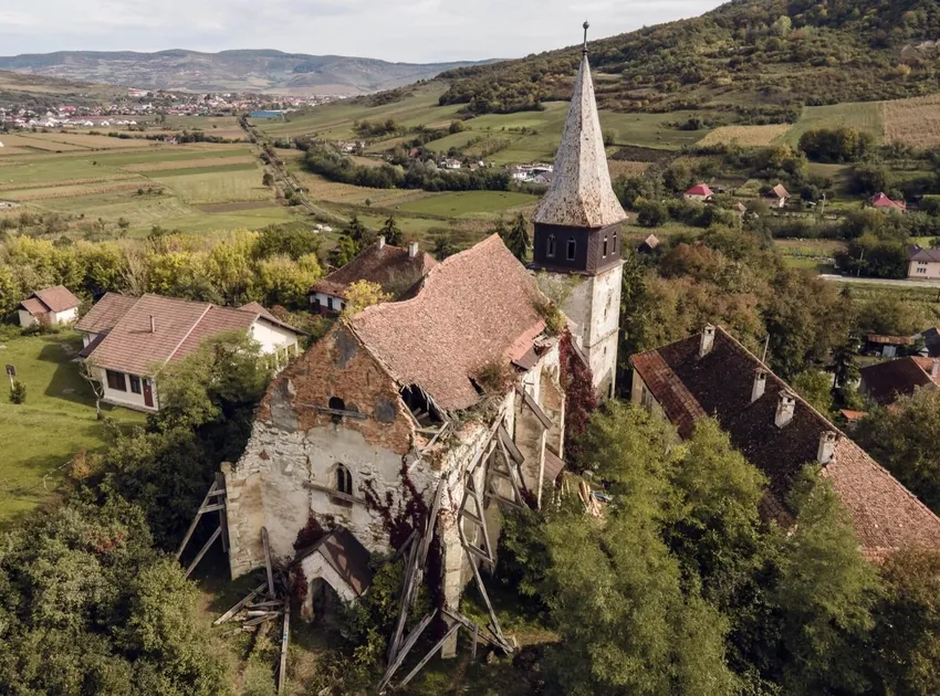 Restoring the roof of Vermes Church in Transylvania