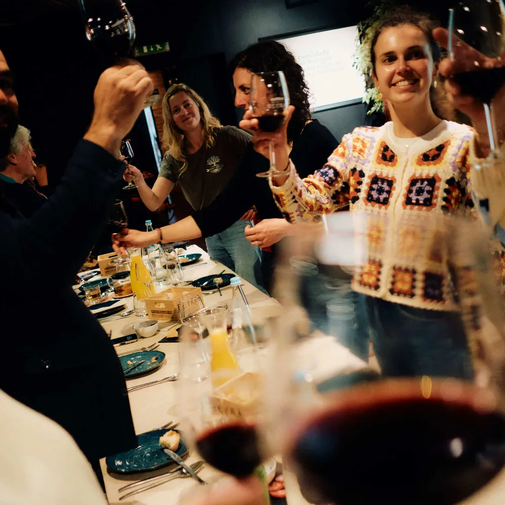 Slow Cyclist guests cheersing over dinner in the Coa Valley, Portugal