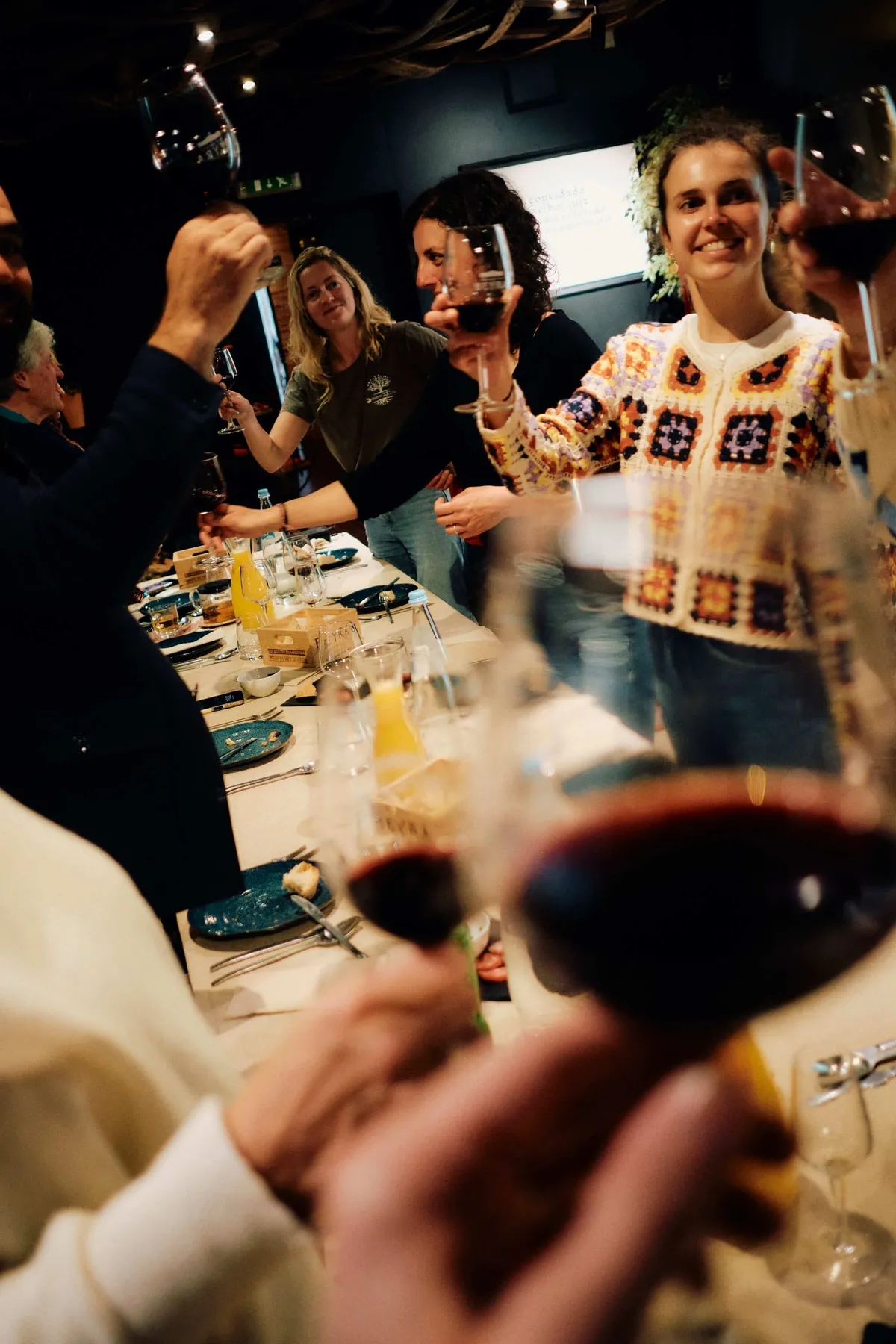 Slow Cyclist guests cheersing over dinner in the Coa Valley, Portugal